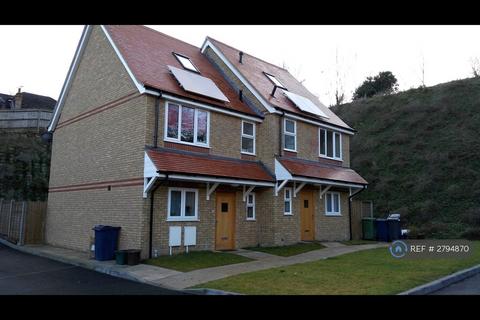 3 bedroom semi-detached house to rent, Drakes Close, High Wycombe, HP11