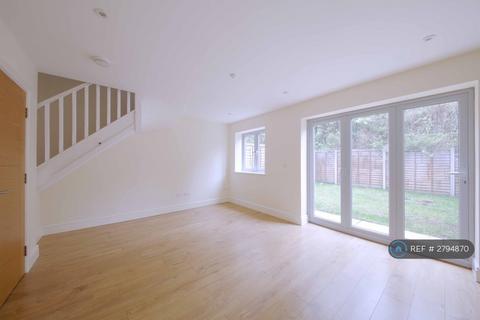 3 bedroom semi-detached house to rent, Drakes Close, High Wycombe, HP11