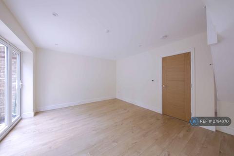 3 bedroom semi-detached house to rent, Drakes Close, High Wycombe, HP11