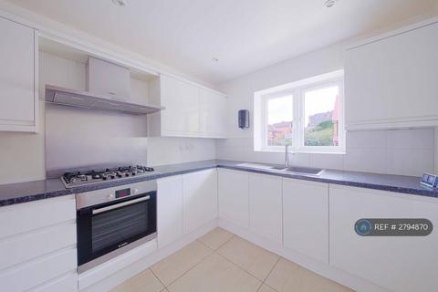 3 bedroom semi-detached house to rent, Drakes Close, High Wycombe, HP11