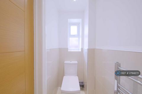 3 bedroom semi-detached house to rent, Drakes Close, High Wycombe, HP11