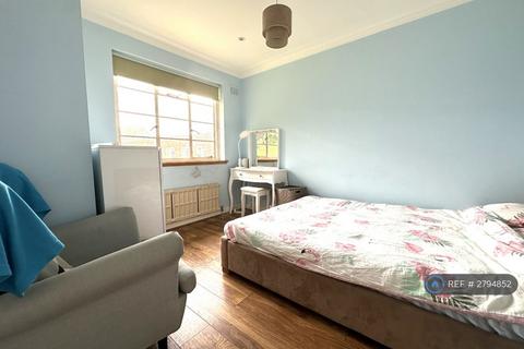 1 bedroom in a flat share to rent, Putney, London, SW15