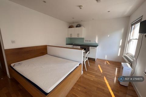 Studio to rent, Blythe Road, London, W14