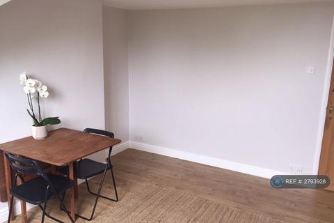 1 bedroom flat to rent, Station Road, Twickenham, TW1