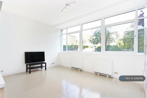 Studio to rent, Kersfield House, London, SW15