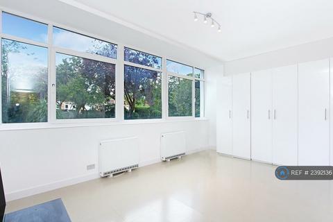Studio to rent, Kersfield House, London, SW15