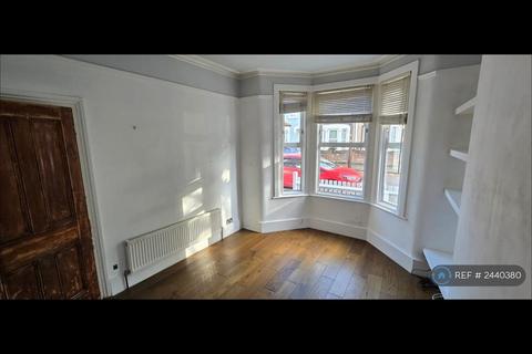 3 bedroom terraced house to rent, Tweedmouth Road, London, E13