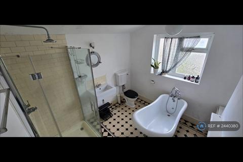 3 bedroom terraced house to rent, Tweedmouth Road, London, E13