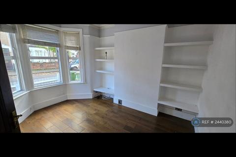 3 bedroom terraced house to rent, Tweedmouth Road, London, E13