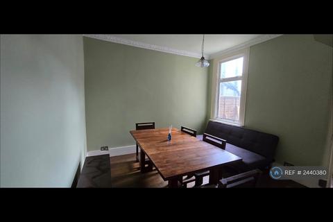 3 bedroom terraced house to rent, Tweedmouth Road, London, E13