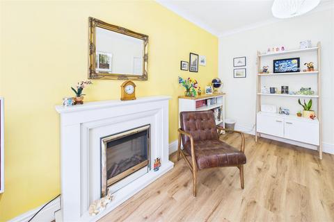 2 bedroom apartment for sale, Popular Mid-Clevedon location