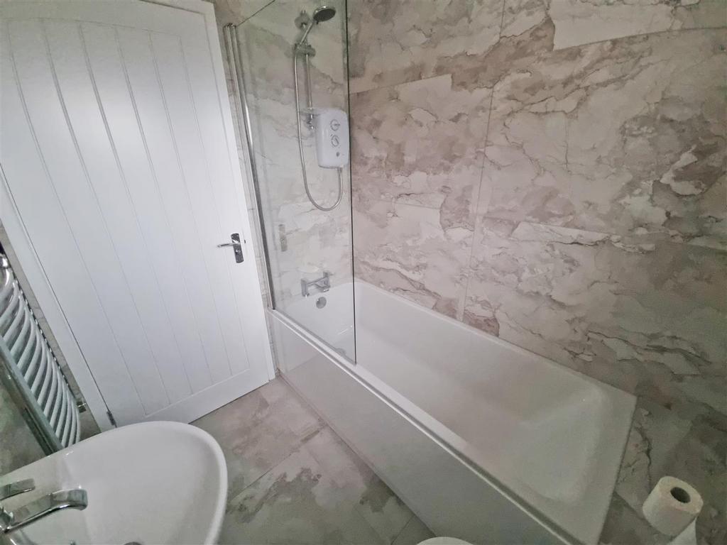 Bathroom 1.jpg