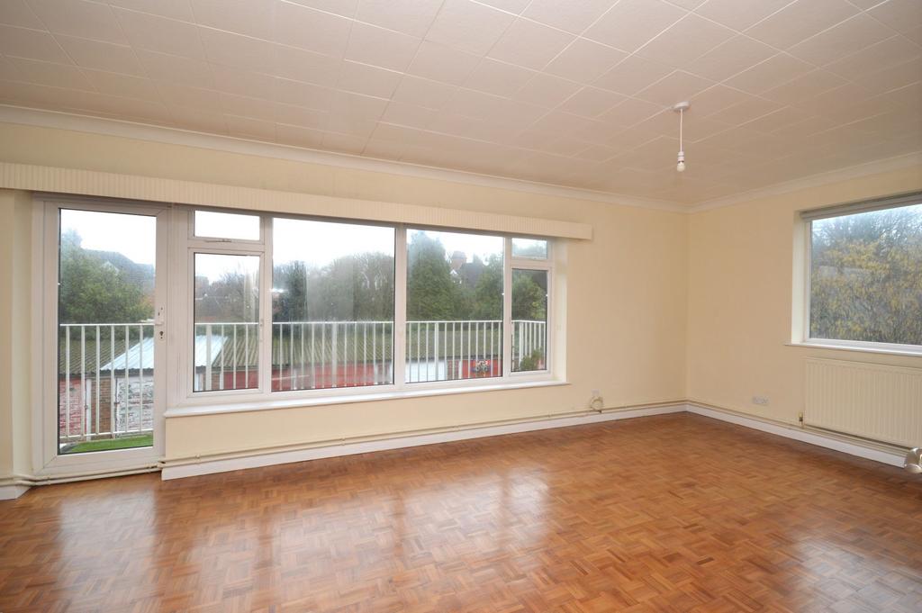 Lounge/Dining