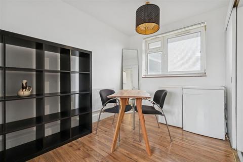 2 bedroom flat to rent, Henty Close, London SW11