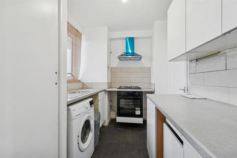 2 bedroom flat to rent, Henty Close, London SW11