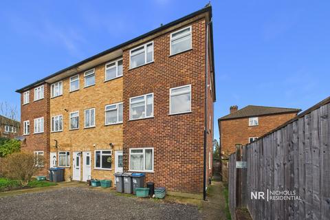 2 bedroom maisonette for sale, May Close, Chessington, Surrey. KT9