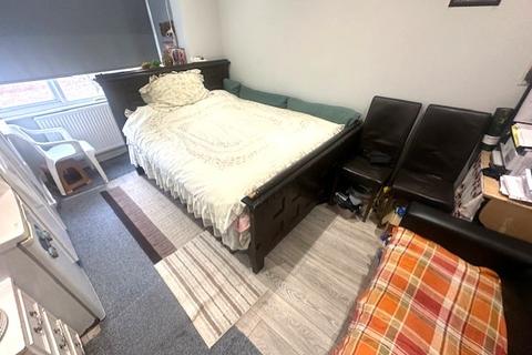 7 bedroom semi-detached house to rent, Hounslow TW4