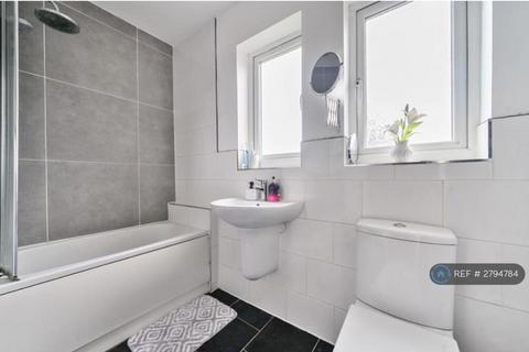 3 bedroom semi-detached house to rent, Darwin Road, Bedford, MK42