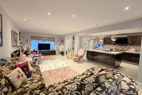 3 bedroom detached house for sale, Colburn Avenue, Hatch End