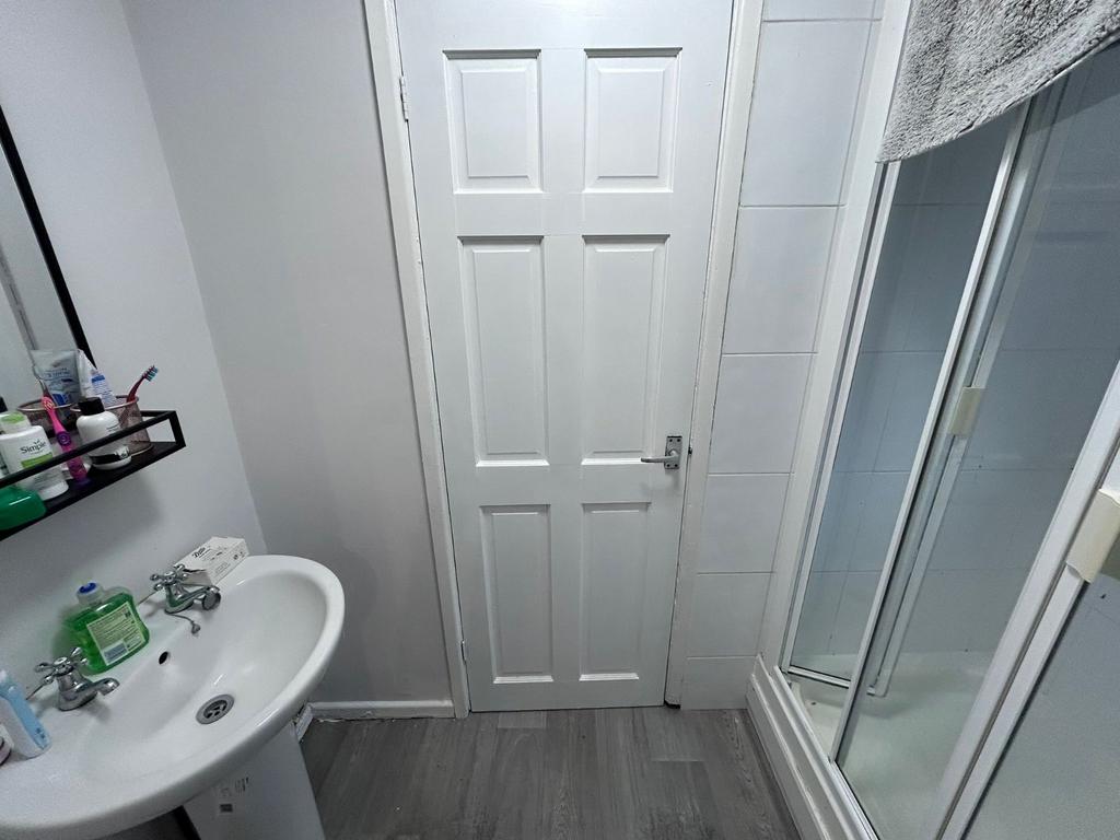 Bathroom 1 (Ground)