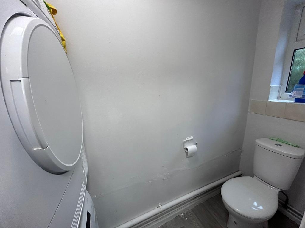 Bathroom 1 (Ground)