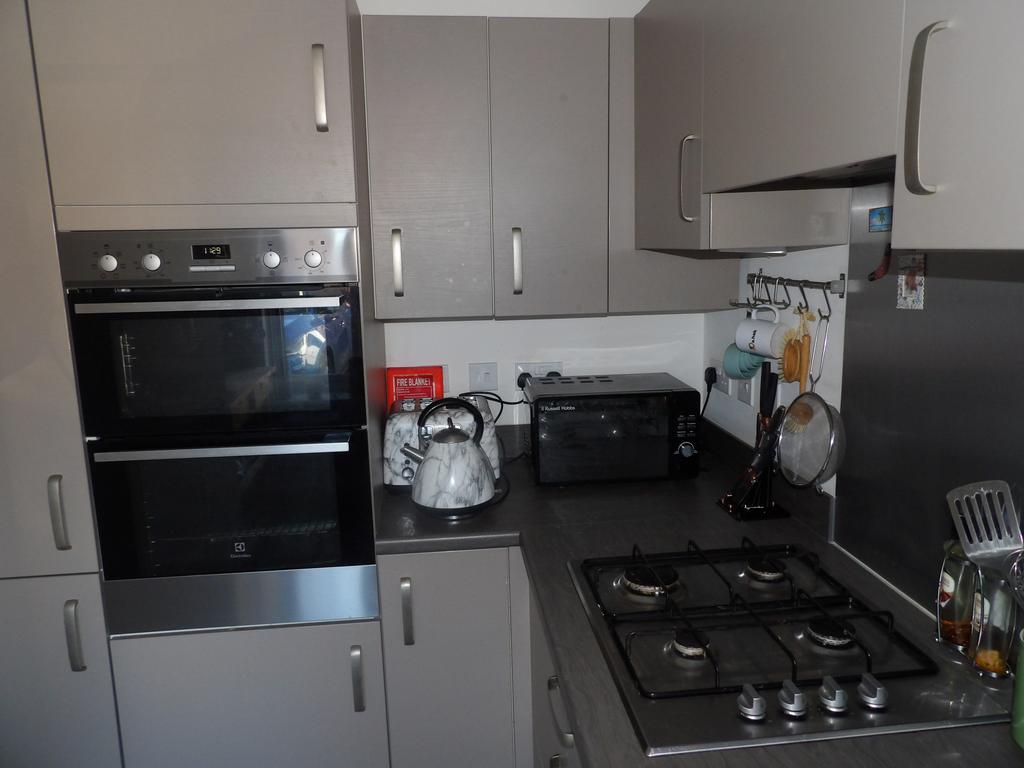 Modern Kitchen with Built-in Appliances