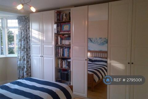 1 bedroom in a house share to rent, Oldfield Lane North, Greenford, UB6