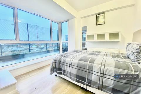 4 bedroom flat to rent, Goodge St, London, W1T