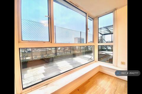 4 bedroom flat to rent, Goodge St, London, W1T