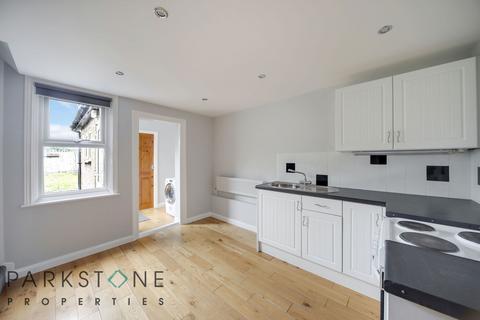 2 bedroom terraced house to rent, Wennington Road, Rainham RM13
