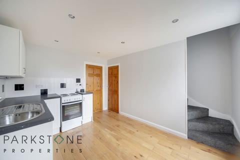 2 bedroom terraced house to rent, Wennington Road, Rainham RM13