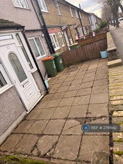3 bedroom terraced house to rent, Churchill Road, London, E16