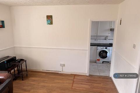 3 bedroom terraced house to rent, Churchill Road, London, E16