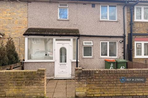 3 bedroom terraced house to rent, Churchill Road, London, E16