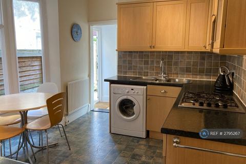 4 bedroom terraced house to rent, Reginald Road, Southsea, PO4