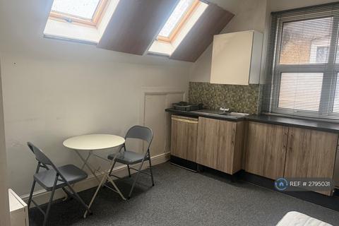 1 bedroom in a house share to rent, Tennyson Road, Luton, LU1