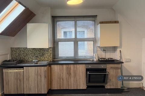 1 bedroom in a house share to rent, Tennyson Road, Luton, LU1