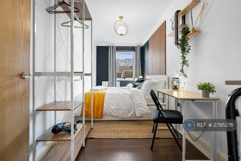 1 bedroom in a flat share to rent, Campbell Road, London, E3