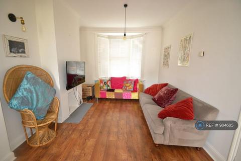 3 bedroom terraced house to rent, Sutton Court Road, London, E13