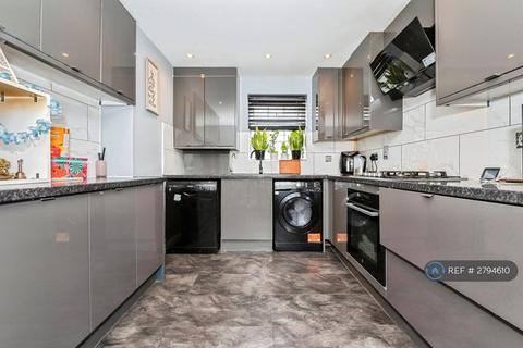 4 bedroom terraced house to rent, Harper Close, Grays, RM16