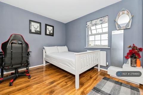 4 bedroom terraced house to rent, Harper Close, Grays, RM16
