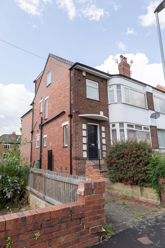 A charming residential house with a welcoming e...