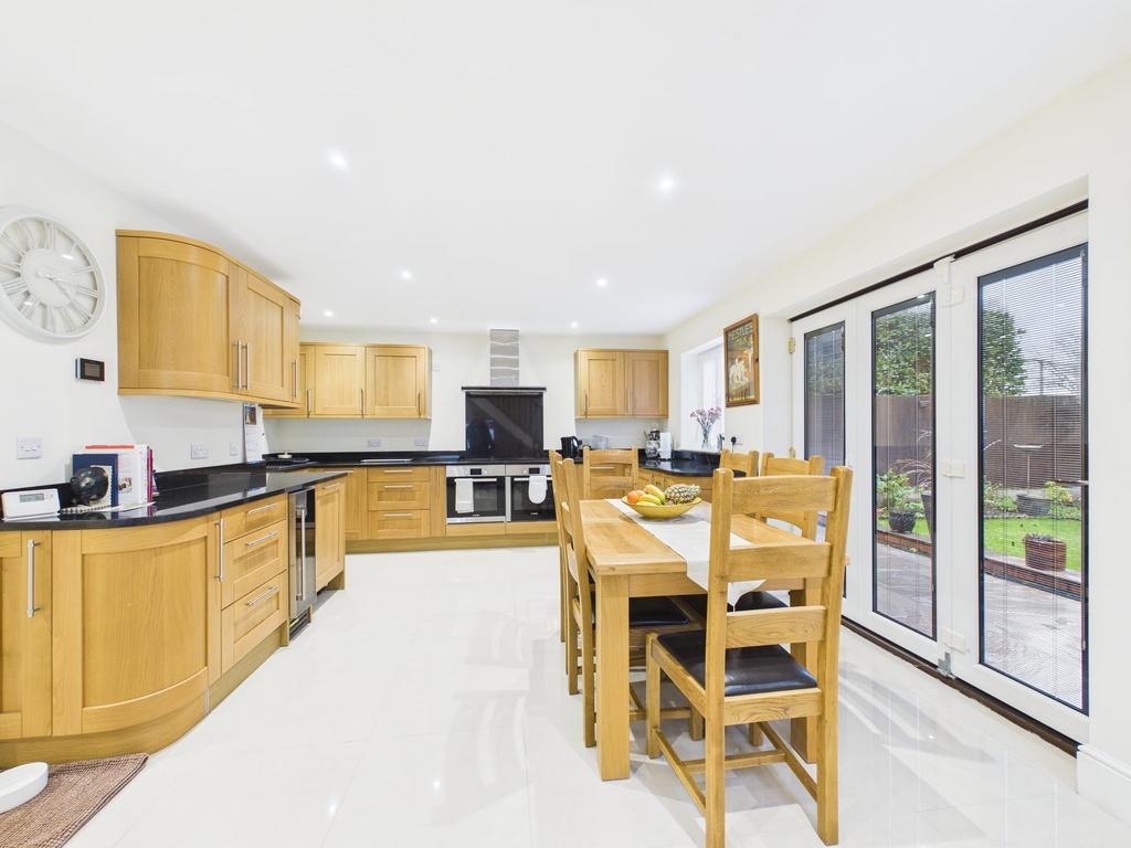 Open plan dining/kitchen