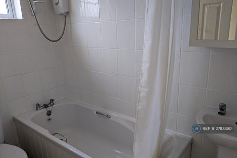 2 bedroom bungalow to rent, Trenance Court, Mullion, TR12