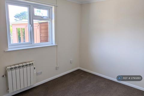 2 bedroom bungalow to rent, Trenance Court, Mullion, TR12