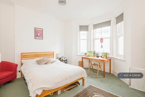 3 bedroom flat to rent, Cleveland Mansions, London, SW9