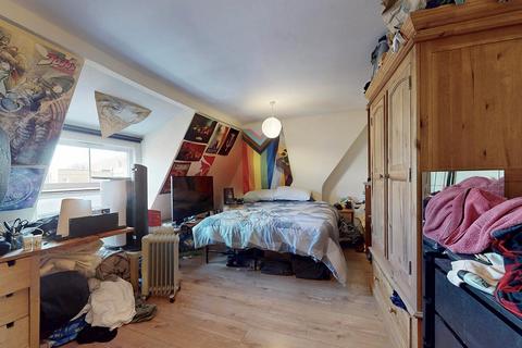 2 bedroom flat for sale, Spacious Split Level Two Bedroom Flat Near Finsbury Park Station