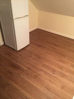 3 bedroom end of terrace house for sale, Bedroom with Bathroom and Kitchen to share with 1 Couple Bills £2300, Newbury Park IG2