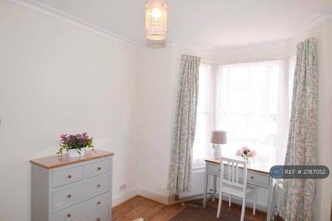 1 bedroom in a house share to rent, Graveney Road, London, SW17