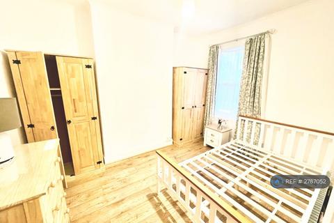 1 bedroom in a house share to rent, Graveney Road, London, SW17